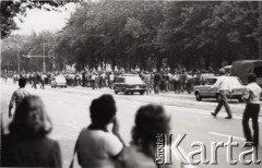 31.08.1982, Warszawa, Polska..
Niezależna manifestacja zorganizowana przez podziemną Solidarność w rocznicę podpisania porozumień sierpniowych w sierpniu 1980. Na zdjęciu zadyma na ulicy Marchlewskiego, obecnie aleja Jana Pawła II, przy zbiegu z ulicą Elektoralną. 
Fot. NN, zbiory Ośrodka KARTA, przekazała Elżbieta Oryłowska
