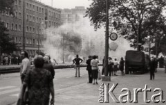 31.08.1982, Warszawa, Polska..
Niezależna manifestacja zorganizowana przez podziemną Solidarność w rocznicę podpisania porozumień sierpniowych w sierpniu 1980. Na zdjęciu zadyma na ulicy Marchlewskiego, obecnie aleja Jana Pawła II, przy zbiegu z ulicą Elektoralną. 
Fot. NN, zbiory Ośrodka KARTA, przekazała Elżbieta Oryłowska

