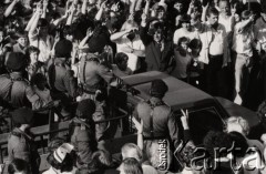 16-23.06.1983, Polska.
Druga pielgrzymka Jana Pawła II do Polski. W czasie swojej wizyty odwiedził: Warszawę, Niepokalanów, Częstochowę, Poznań, Katowice,Wrocław, Kraków i Dolinę Chochołowską. Na zdjęciu ochrona papieża. 
Fot. NN, zbiory Ośrodka KARTA, przekazała Elżbieta Oryłowska