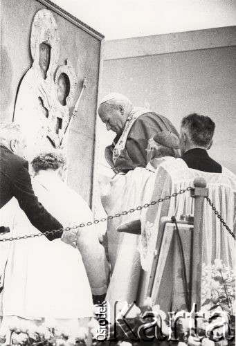 16-23.06.1983, Polska.
Druga pielgrzymka Jana Pawła II do Polski. W czasie swojej wizyty odwiedził: Warszawę, Niepokalanów, Częstochowę, Poznań, Katowice,Wrocław, Kraków i Dolinę Chochołowską. Na zdjęciu koronacja obrazu Królowej Pokoju ze Stoczka Warmińskiego (gm. Kiwity) na Jasnej Górze.
Fot. NN, zbiory Ośrodka KARTA, przekazała Elżbieta Oryłowska