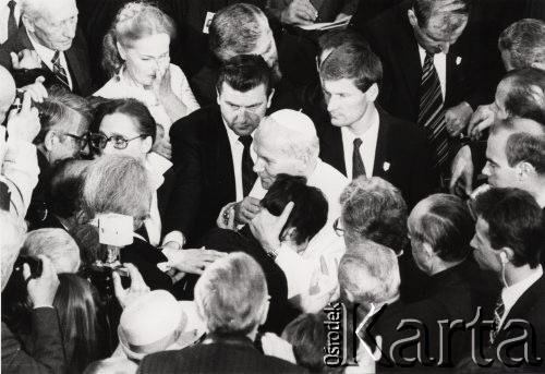 16-23.06.1983, Polska.
Druga pielgrzymka Jana Pawła II do Polski. W czasie swojej wizyty odwiedził: Warszawę, Niepokalanów, Częstochowę, Poznań, Katowice,Wrocław, Kraków i Dolinę Chochołowską. 
Fot. NN, zbiory Ośrodka KARTA, przekazała Elżbieta Oryłowska
