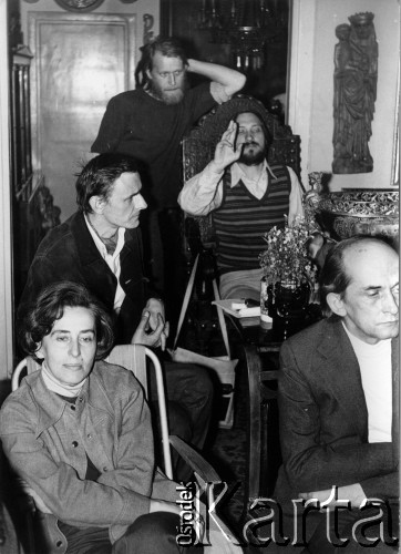 1978, Warszawa.
Spotkanie członków Komitetu Obrony Robotników w mieszkaniu prof. Edwarda Lipińskiego, w pierwszym rzędzie Lilka Wosiek, Jerzy Ficowski, z tyłu Zbigniew Romaszewski, Antoni Macierewicz, stoi Mirosław Chojecki.
Fot. Marcin Jabłoński, zbiory Ośrodka KARTA