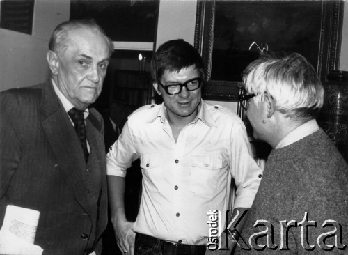 1978, Warszawa.
Spotkanie członków Komitetu Obrony Robotników w mieszkaniu prof. Edwarda Lipińskiego, od lewej stoją: prof. Jan Kielanowski, Andrzej Celiński, Jan Józef Lipski.
Fot. Marcin Jabłoński, zbiory Ośrodka KARTA