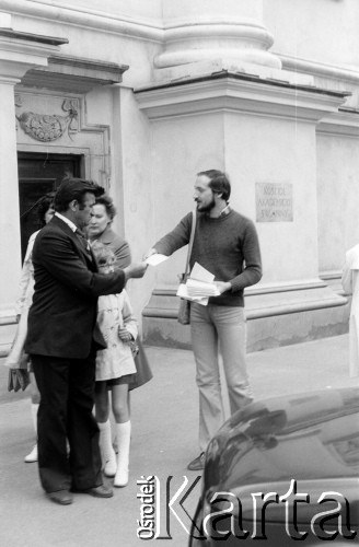 Czerwiec 1978, Warszawa.
Akcja Komitetu Obrony Robotników w obronie Błażeja Wyszkowskiego, Antoni Macierewicz rozdaje ulotki przed kościołem św. Anny.
Fot. Marcin Jabłoński, zbiory Ośrodka KARTA
