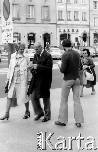 Czerwiec 1978, Warszawa.
Akcja Komitetu Obrony Robotników w obronie Błażeja Wyszkowskiego, Antoni Macierewicz rozdaje ulotki przed kościołem św. Anny.
Fot. Marcin Jabłoński, zbiory Ośrodka KARTA
