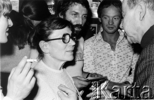 Październik 1980, Warszawa
Bankiet w mieszkaniu Elżbiety i Pawła Bąkowskich z okazji 100 publikacji Niezależnej Oficyny Wydawniczej NOWa, w środku Anna Walentynowicz, za nią Marcin Jabłoński, z prawej p. Nowicki.
Fot. Tomasz Abramowicz, zbiory Ośrodka KARTA
