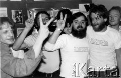 Październik 1980, Warszawa
Bankiet w mieszkaniu Elżbiety i Pawła Bąkowskich z okazji 100 publikacji Niezależnej Oficyny Wydawniczej NOWa, od lewej: Piotr Szwajcer, Marcin Jabłoński, Bogdan Grzesiak, Mirosław Chojecki.
Fot. Tomasz Abramowicz, zbiory Ośrodka KARTA
