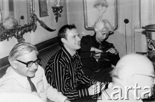 1978, Warszawa.
Spotkanie członków Komitetu Obrony Robotników w mieszkaniu prof. Edwarda Lipińskiego, siedzą od lewej: Jan Józef Lipski, Adam Michnik, Halina Mikołajska, z prawej Wacław Zawadzki.
Fot. Marcin Jabłoński, zbiory Ośrodka KARTA