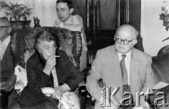 1978, Warszawa.
Spotkanie członków Komitetu Obrony Robotników w mieszkaniu prof. Edwarda Lipińskiego, Aniela Steinsbergowa, Wacław Zawadzki, z tyłu stoi Piotr Naimski.
Fot. Marcin Jabłoński, zbiory Ośrodka KARTA
