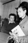 1978, Warszawa.
Spotkanie członków Komitetu Obrony Robotników w mieszkaniu prof. Edwarda Lipińskiego, Zbigniew Romaszewski, z tyłu Seweryn Blumsztajn.
Fot. Marcin Jabłoński, zbiory Ośrodka KARTA