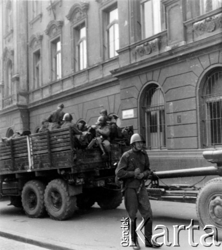 Sierpień 1968, Bratysława, Czechosłowacja.
Interwencja wojsk Układu Warszawskiego.
Fot. Marcin Jabłoński, zbiory Ośrodka KARTA