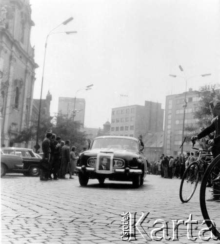 Sierpień 1968, Bratysława, Czechosłowacja.
Interwencja wojsk Układu Warszawskiego. Na samochodzie portret Alexandra Dubceka.
Fot. Marcin Jabłoński, zbiory Ośrodka KARTA