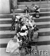 Sierpień 1968, Bratysława, Czechosłowacja.
Interwencja wojsk Układu Warszawskiego, miejsce śmierci jednego z demonstrantów.
Fot. Marcin Jabłoński, zbiory Ośrodka KARTA