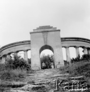 Wrzesien 1971, Lwów, ZSRR.
Zdewastowany cmentarz Orląt Lwowskich. Na zdjęciu m.in. Marcin Jabłoński.
Fot. NN, zbiory Ośrodka KARTA, udostępnił Marcin Jabłoński