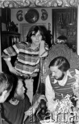 1978, Warszawa.
Spotkanie członków Komitetu Obrony Robotników w mieszkaniu prof. Edwarda Lipińskiego, z przodu Mirosław Chojecki, Antoni Macierewicz, stoi Konrad Bieliński.
Fot. Marcin Jabłoński, zbiory Ośrodka KARTA

