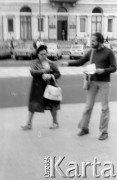 Czerwiec 1978, Warszawa.
Akcja Komitetu Obrony Robotników w obronie Błażeja Wyszkowskiego, Antoni Macierewicz rozdaje ulotki przed kościołem św. Anny.
Fot. Marcin Jabłoński, zbiory Ośrodka KARTA
