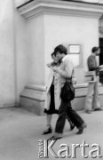Czerwiec 1978, Warszawa.
Akcja Komitetu Obrony Robotników w obronie Błażeja Wyszkowskiego, Antoni Macierewicz rozdaje ulotki przed kościołem św. Anny.
Fot. Marcin Jabłoński, zbiory Ośrodka KARTA
