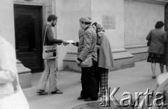 Czerwiec 1978, Warszawa.
Akcja Komitetu Obrony Robotników w obronie Błażeja Wyszkowskiego, Antoni Macierewicz rozdaje ulotki przed kościołem św. Anny.
Fot. Marcin Jabłoński, zbiory Ośrodka KARTA
