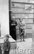 Czerwiec 1978, Warszawa.
Akcja Komitetu Obrony Robotników w obronie Błażeja Wyszkowskiego, Antoni Macierewicz rozdaje ulotki przed kościołem św. Anny.
Fot. Marcin Jabłoński, zbiory Ośrodka KARTA
