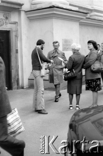 Czerwiec 1978, Warszawa.
Akcja Komitetu Obrony Robotników w obronie Błażeja Wyszkowskiego, Antoni Macierewicz rozdaje ulotki przed kościołem św. Anny.
Fot. Marcin Jabłoński, zbiory Ośrodka KARTA
