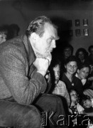 1980, Warszawa.
Czesław Miłosz na spotkaniu z czytelnikami w mieszkaniu Bąkowskich.
Fot. Marcin Jabłoński, zbiory Ośrodka KARTA