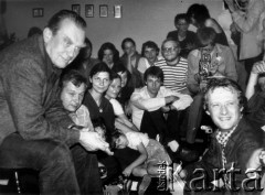 1980, Warszawa.
Czesław Miłosz na spotkaniu z czytelnikami w mieszkaniu Bąkowskich, z prawej Adam Michnik, w pierwszym rzedzie w środku siedzi Magdalena Bocheńska, za nią Magdalena Boguta.
Fot. Marcin Jabłoński, zbiory Ośrodka KARTA