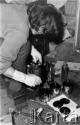 1978-1979, prawdopodobnie Konstancin k/Warszawy.
Konspiracyjna drukania Niezależnej Oficyny Wydawniczej NOWa, Konrad Bieliński.
Fot. Marcin Jabłoński, zbiory Ośrodka KARTA
