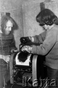 1978-1979, prawdopodobnie Konstancin k/Warszawy.
Konspiracyjna drukarnia Niezaleznej Oficyny Wydawniczej NOWa, Mirosław Chojecki i Konrad Bieliński.
Fot. Marcin Jabłoński, zbiory Ośrodka KARTA
