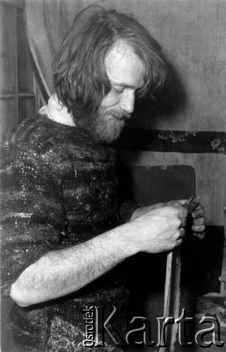 1978-1979, prawdopodobnie Konstancin k/Warszawy.
Konspiracyjna drukarnia Niezależnej Oficyny Wydawniczej NOWa, Mirosław Chojecki.
Fot. Marcin Jabłoński, zbiory Ośrodka KARTA
