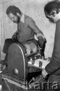 1978-1979, prawdopodobnie Konstancin k/Warszawy.
Konspiracyjna drukarnia Niezależnej Oficyny Wydawniczej NOWa, Zenon Pałka i Wojciech Onyszkiewicz.
Fot. Marcin Jabłoński, zbiory Ośrodka KARTA
