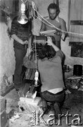 1978-1979, prawdopodobnie Konstancin k/Warszawy.
Konspiracyjna drukarnia Niezależnej Oficyny Wydawniczej NOWa, Mirosław Chojecki, Konrad Bieliński i Zenon Pałka.
Fot. Marcin Jabłoński, zbiory Ośrodka KARTA
