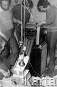 1978-1979, prawdopodobnie Konstancin k/Warszawy.
Konspiracyjna drukarnia Niezależnej Oficyny Wydawniczej NOWa, od lewej: Mirosław Chojecki, Zenon Pałka, Wojciech Onyszkiewicz, Konrad Bieliński.
Fot. Marcin Jabłoński, zbiory Ośrodka KARTA
