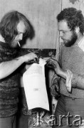 1978-1979, prawdopodobnie Konstancin k/Warszawy.
Konspiracyjna drukarnia Niezależnej Oficyny Wydawniczej NOWa, Mirosław Chojecki i Zenon Pałka.
Fot. Marcin Jabłoński, zbiory Ośrodka KARTA
