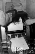 1978-1979, prawdopodobnie Konstancin k/Warszawy.
Konspiracyjna drukarnia Niezależnej Oficyny Wydawniczej NOWa.
Fot. Marcin Jabłoński, zbiory Ośrodka KARTA
