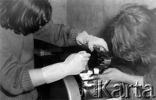 1978-1979, prawdopodobnie Konstancin k/Warszawy.
Konspiracyjna drukarnia Niezależnej Oficyny Wydawniczej NOWa, Konrad Bieliński i Mirosław Chojecki.
Fot. Marcin Jabłoński, zbiory Ośrodka KARTA
