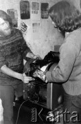 1978-1979, prawdopodobnie Konstancin k/Warszawy.
Konspiracyjna drukarnia Niezależnej Oficyny Wydawniczej NOWa, Mirosław Chojecki i Konrad Bieliński.
Fot. Marcin Jabłoński, zbiory Ośrodka KARTA
