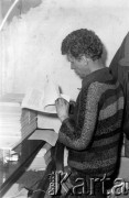 1978-1979, prawdopodobnie Konstancin k/Warszawy.
Konspiracyjna drukarnia Niezależnej Oficyny Wydawniczej NOWa, Antoni Roszak.
Fot. Marcin Jabłoński, zbiory Ośrodka KARTA
