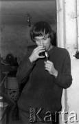 1978-1979, prawdopodobnie Konstancin k/Warszawy.
Konspiracyjna drukarnia Niezależnej Oficyny Wydawniczej NOWa, Wojciech Onyszkiewicz.
Fot. Marcin Jabłoński, zbiory Ośrodka KARTA

