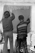 1978-1979, prawdopodobnie Konstancin k/Warszawy.
Konspiracyjna drukarnia Niezależnej Oficyny Wydawniczej NOWa., Wojciech Onyszkiewicz, Antoni Roszak.
Fot. Marcin Jabłoński, zbiory Ośrodka KARTA
