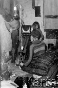 1978-1979, prawdopodobnie Konstancin k/Warszawy.
Konspiracyjna drukarnia Niezależnej Oficyny Wydawniczej NOWa, z lewej stoi Zenon Pałka, w głębi Konrad Bieliński.
Fot. Marcin Jabłoński, zbiory Ośrodka KARTA
