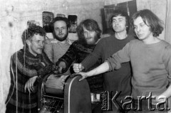 1978-1979, prawdopodobnie Konstancin k/Warszawy.
Konspiracyjna drukarnia Niezależnej Oficyny Wydawniczej NOWa, stoją od lewej: Antoni Roszak, Zenon Pałka, Mirosław Chojecki, Wojciech Onyszkiewicz, Konrad Bieliński.
Fot. Marcin Jabłoński, zbiory Ośrodka KARTA

