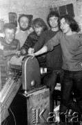 1978-1979, prawdopodobnie Konstancin k/Warszawy.
Konspiracyjna drukarnia Niezależnej Oficyny Wydawniczej NOWa, stoją od lewej: Antoni Roszak, Zenon Pałka, Mirosław Chojecki, Wojciech Onyszkiewicz, Konrad Bieliński.
Fot. Marcin Jabłoński, zbiory Ośrodka KARTA
