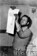 1978-1979, prawdopodobnie Konstancin k/Warszawy.
Konspiracyjna drukarnia Niezależnej Oficyny Wydawniczej NOWa, Zenon Pałka.
Fot. Marcin Jabłoński, zbiory Ośrodka KARTA
