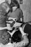 1978-1979, prawdopodobnie Konstancin k/Warszawy.
Konspiracyjna drukarnia Niezależnej Oficyny Wydawniczej NOWa, Zenon Pałka, Mirosław Chojecki i Konrad Bieliński.
Fot. Marcin Jabłoński, zbiory Ośrodka KARTA
