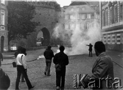 1 lub 3.05.1982, Warszawa.
Starcia demonstrantów z milicją na Starówce.
Fot. Marcin Jabłoński, zbiory Ośrodka KARTA