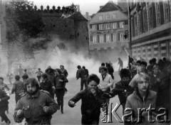 1 lub 3.05.1982, Warszawa.
Starcia demonstrantów z milicją na Starówce.
Fot. Marcin Jabłoński, zbiory Ośrodka KARTA
