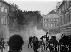 1 lub 3.05.1982, Warszawa.
Starcia demonstrantów z milicją na Starówce.
Fot. Marcin Jabłoński, zbiory Ośrodka KARTA