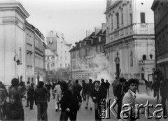 1 lub 3.05.1982, Warszawa.
Starcia demonstrantów z milicją na Starówce.
Fot. Marcin Jabłoński, zbiory Ośrodka KARTA