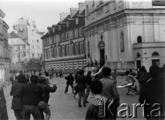 1 lub 3.05.1982, Warszawa.
Starcia demonstrantów z milicją na Starówce.
Fot. Marcin Jabłoński, zbiory Ośrodka KARTA