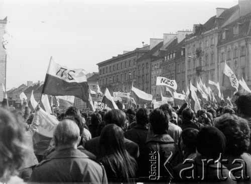 1 lub 3.05.1982, Warszawa.
Demonstracja na Placu Zamkowym.
Fot. Marcin Jabłoński, zbiory Ośrodka KARTA